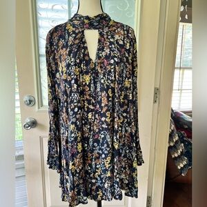Umgee USA size L floral tunic. Hich neck with two button closure on back.